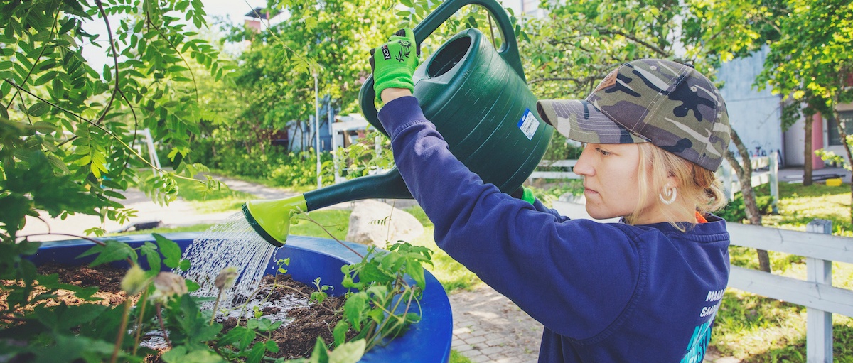 <span id="hs_cos_wrapper_name" class="hs_cos_wrapper hs_cos_wrapper_meta_field hs_cos_wrapper_type_text" style="" data-hs-cos-general-type="meta_field" data-hs-cos-type="text" >7 vinkkiä taloyhtiön pihan kevätkunnostukseen</span>