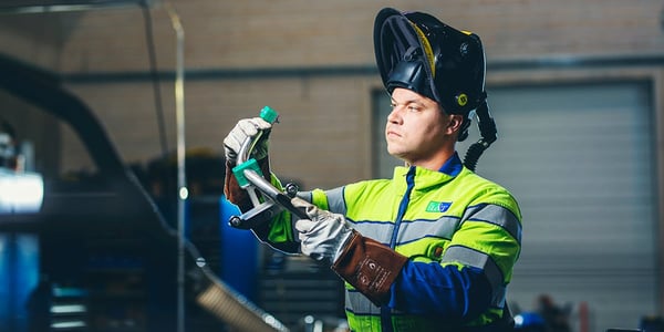 Kunnossapitäjä räätälöi laitteita teollisuuden tarpeisiin