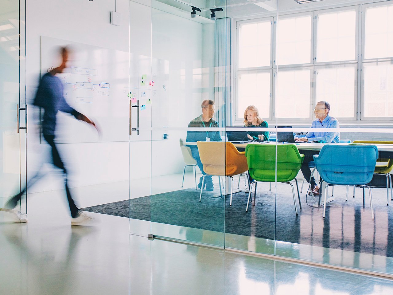 Työntekijöitä neuvotteluhuoneessa