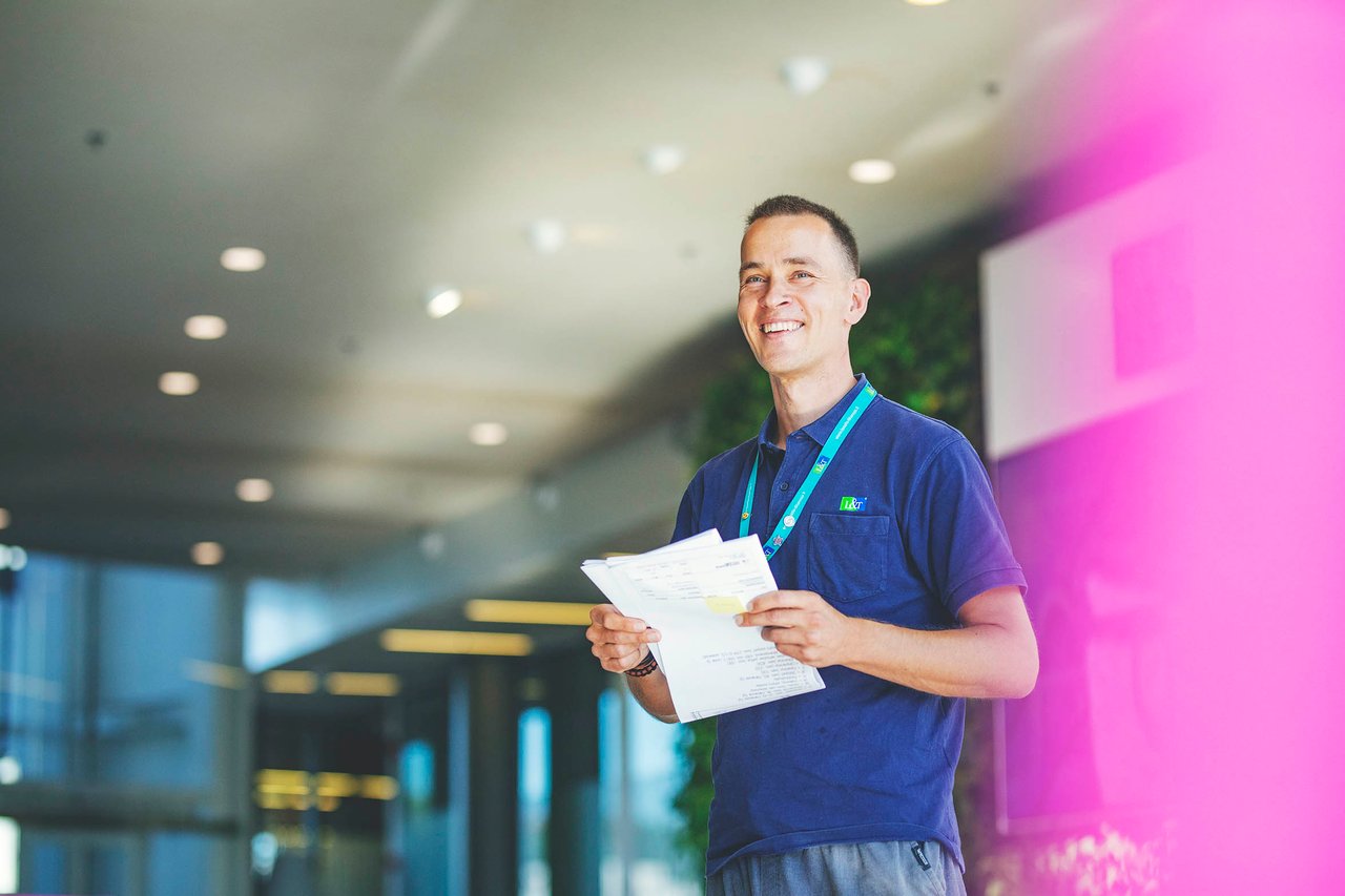 Kiinteistotekniikan asiantuntija toimistossa