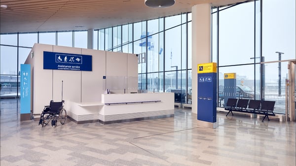 Avustuspalvelutyö Helsinki-Vantaan lentoasemalla tarjoaa merkityksellisen työn kannustavassa työyhteisössä