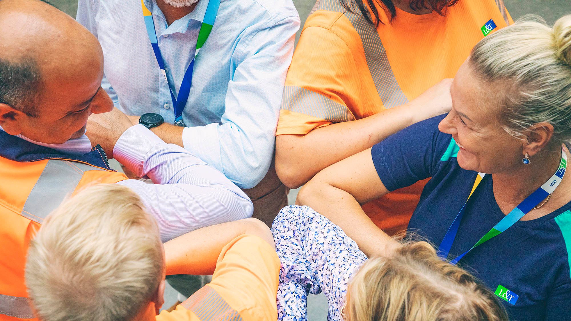 Siivooja tiimin kanssa valmiina työpäivään