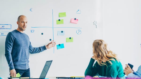 Siivouspalveluissa laitettiin johtoporras koulun penkille