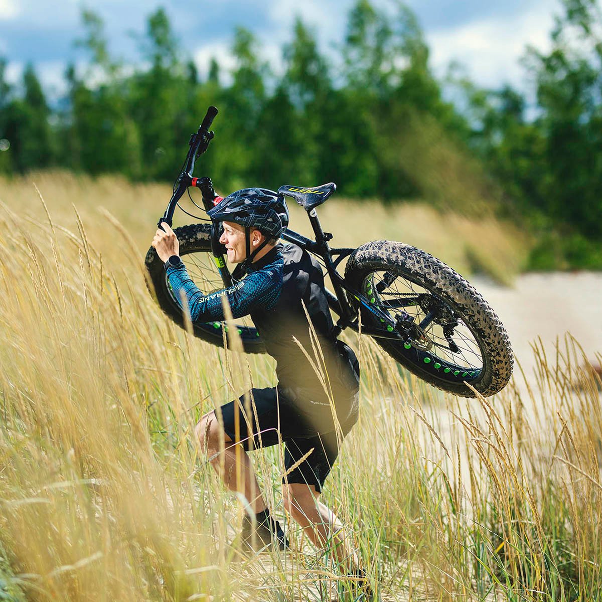 Kuljettaja nauttimassa vapaa-ajastaan - 1x1-1200x1200 - Avoimet työpaikat - Lassila-Tikanoja