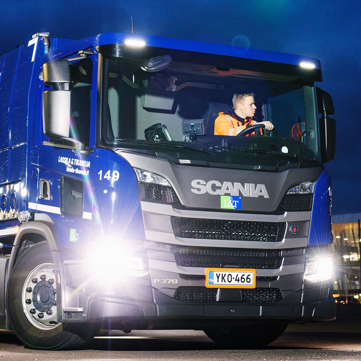 Lassila-Tikanoja-jäteauto-ja-jäteauton-kuljettaja-1200x1200-2