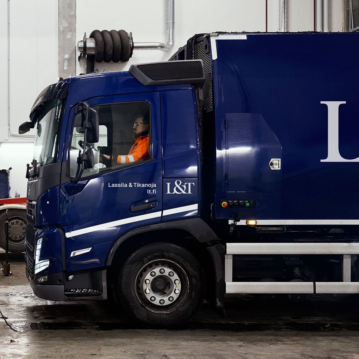 Lassila-Tikanoja-jäteauto-ja-jäteauton-kuljettaja-1200x1200