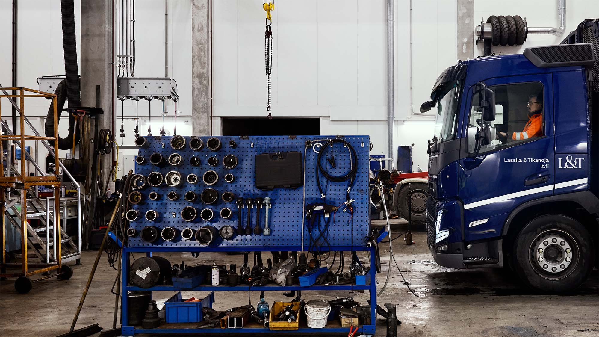 Lassila-Tikanoja-jäteauto-ja-jäteauton-kuljettaja-2000x1125