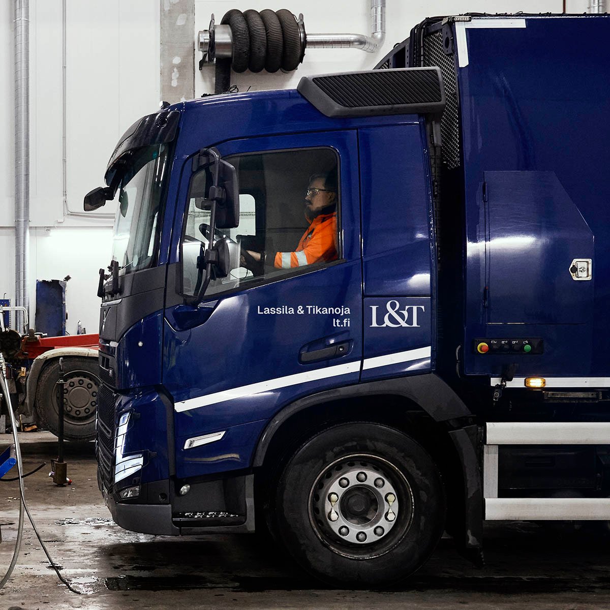 Lassila-Tikanoja-pakkaajan-kuljettaja-1200x1200