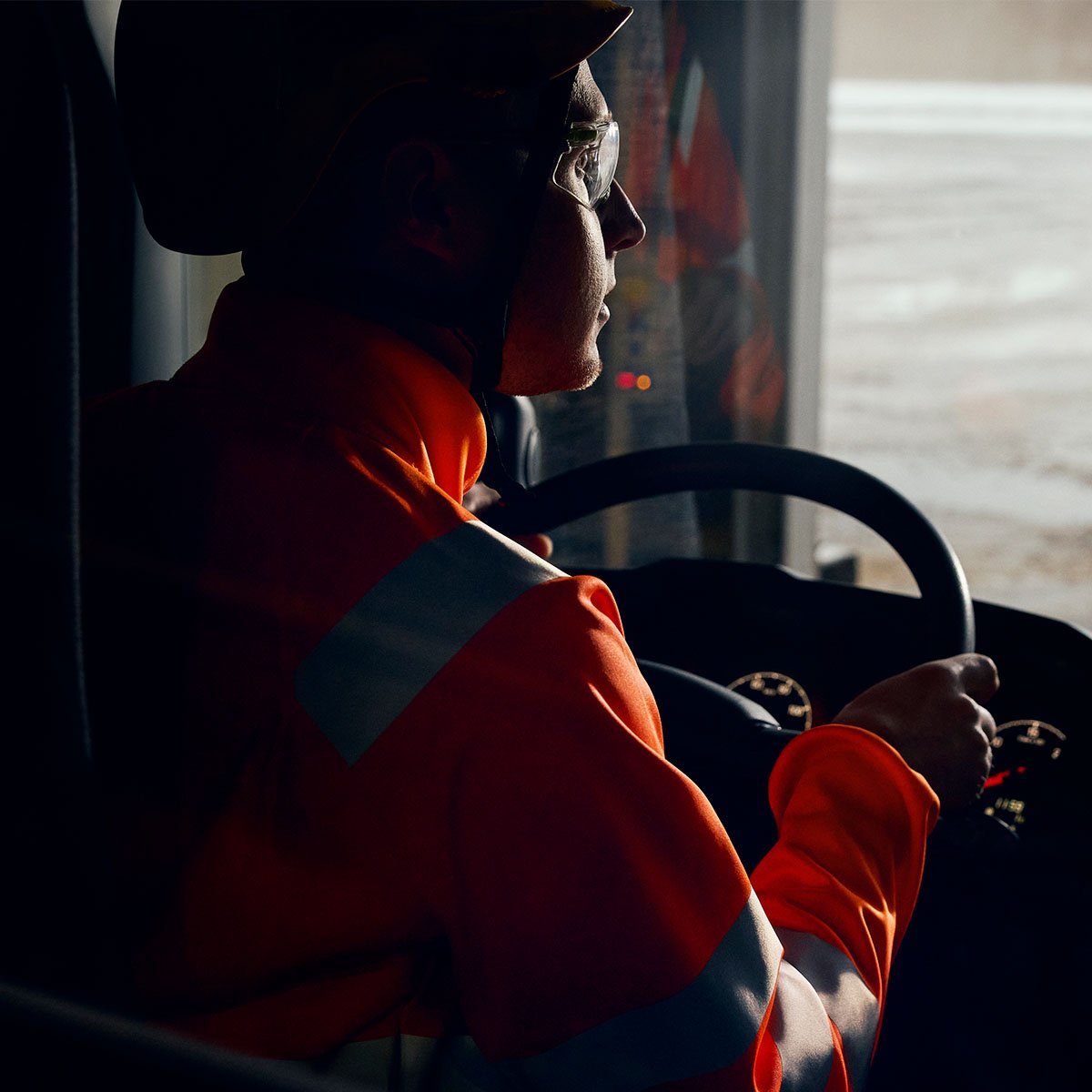 Lassila-Tikanoja-vaihtolava-auton-kuljettaja-1200x1200