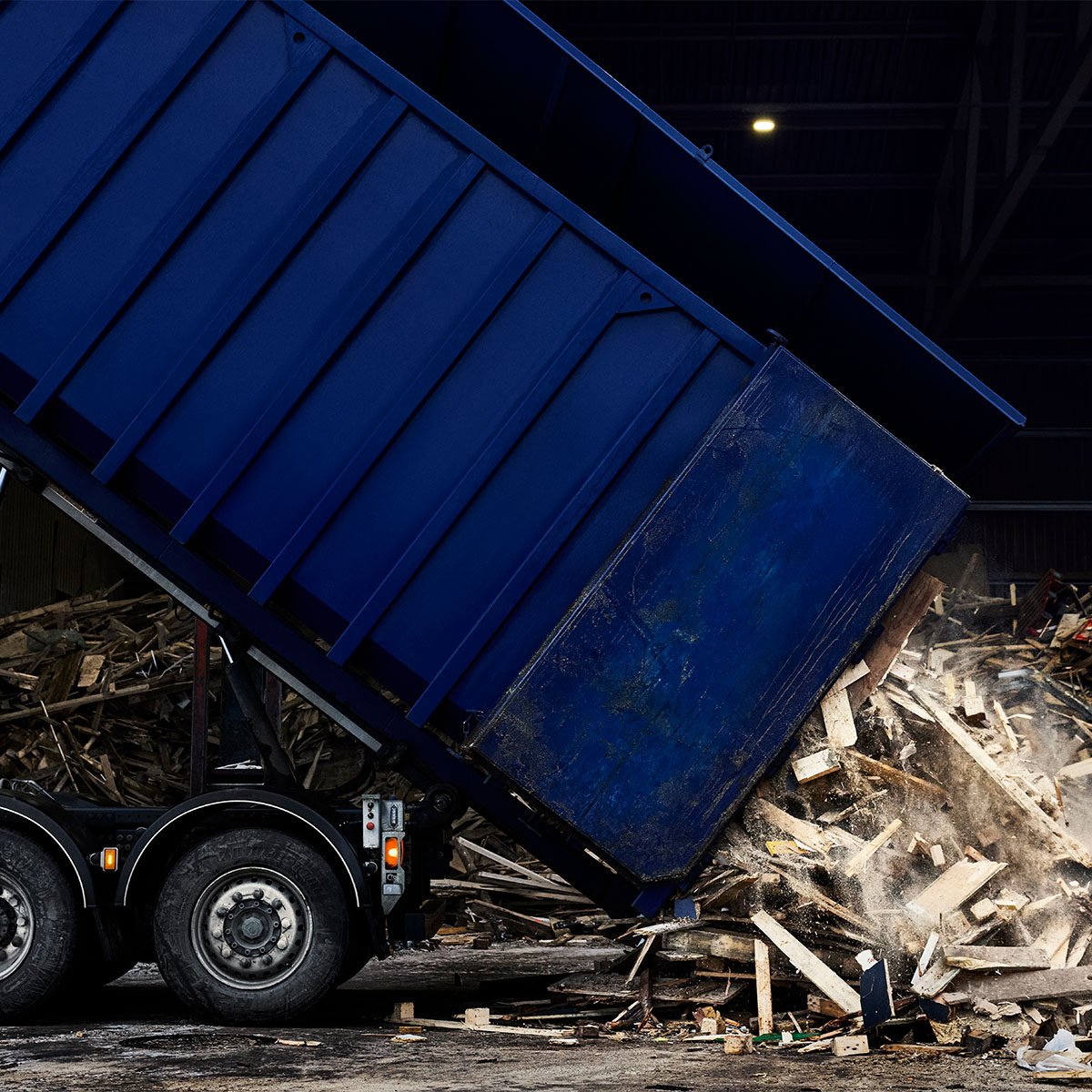 Lassila-Tikanoja-vaihtolava-auton-tyhjennys-kuljettaja-1200x1200