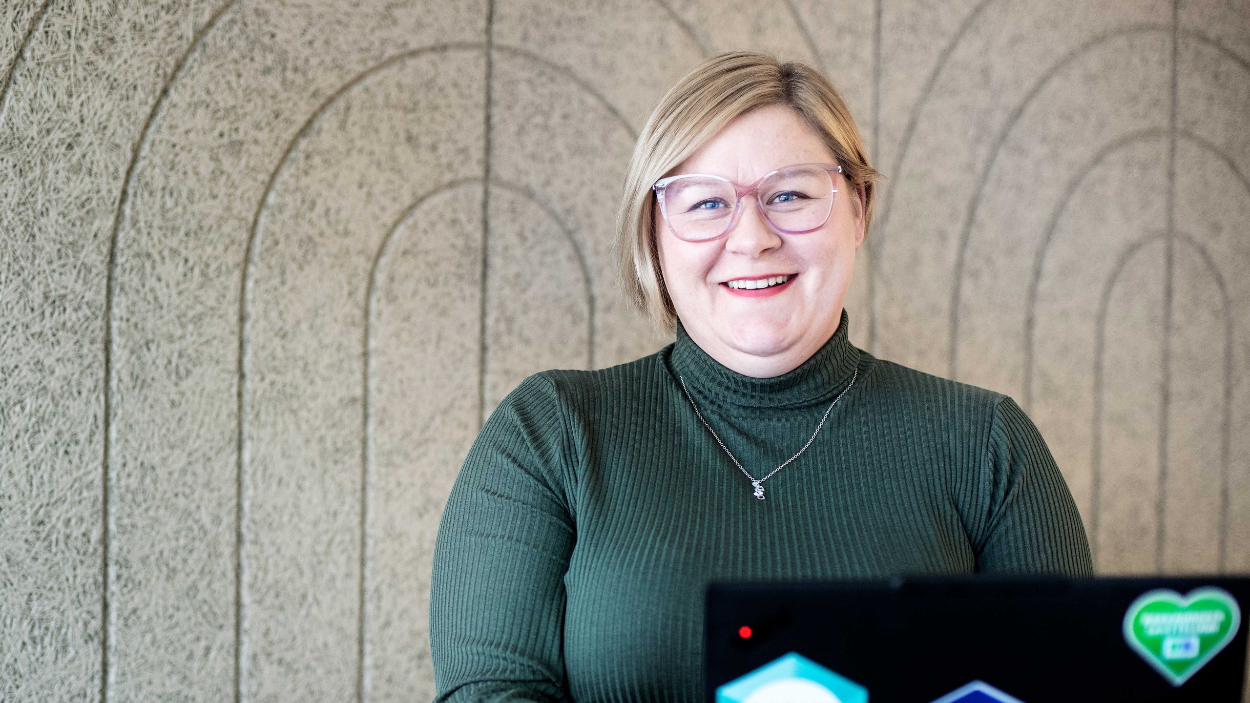 <span id="hs_cos_wrapper_name" class="hs_cos_wrapper hs_cos_wrapper_meta_field hs_cos_wrapper_type_text" style="" data-hs-cos-general-type="meta_field" data-hs-cos-type="text" >Kesätyö asiakaspalvelussa vei kiertotalouden asiantuntijaksi</span>