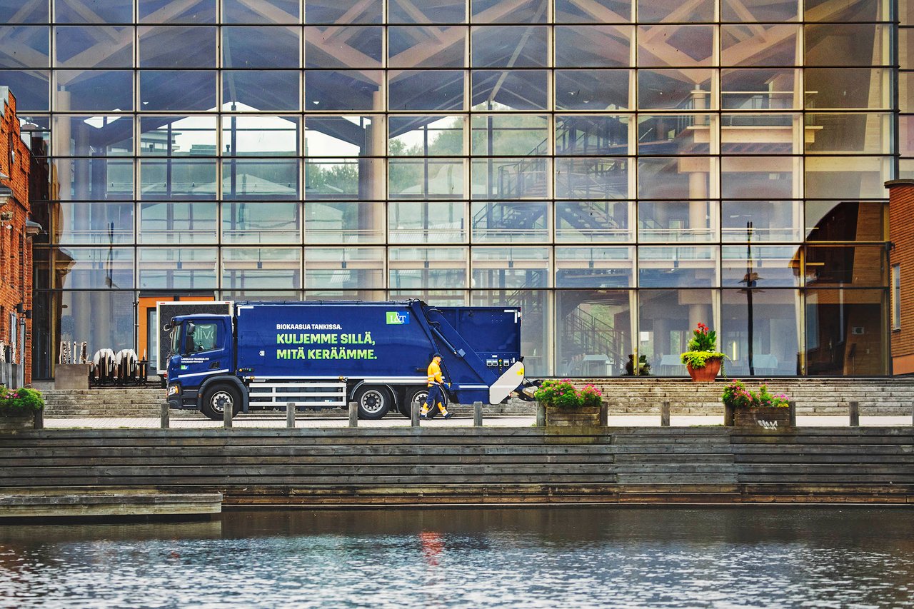 Jäteauto kaupungissa