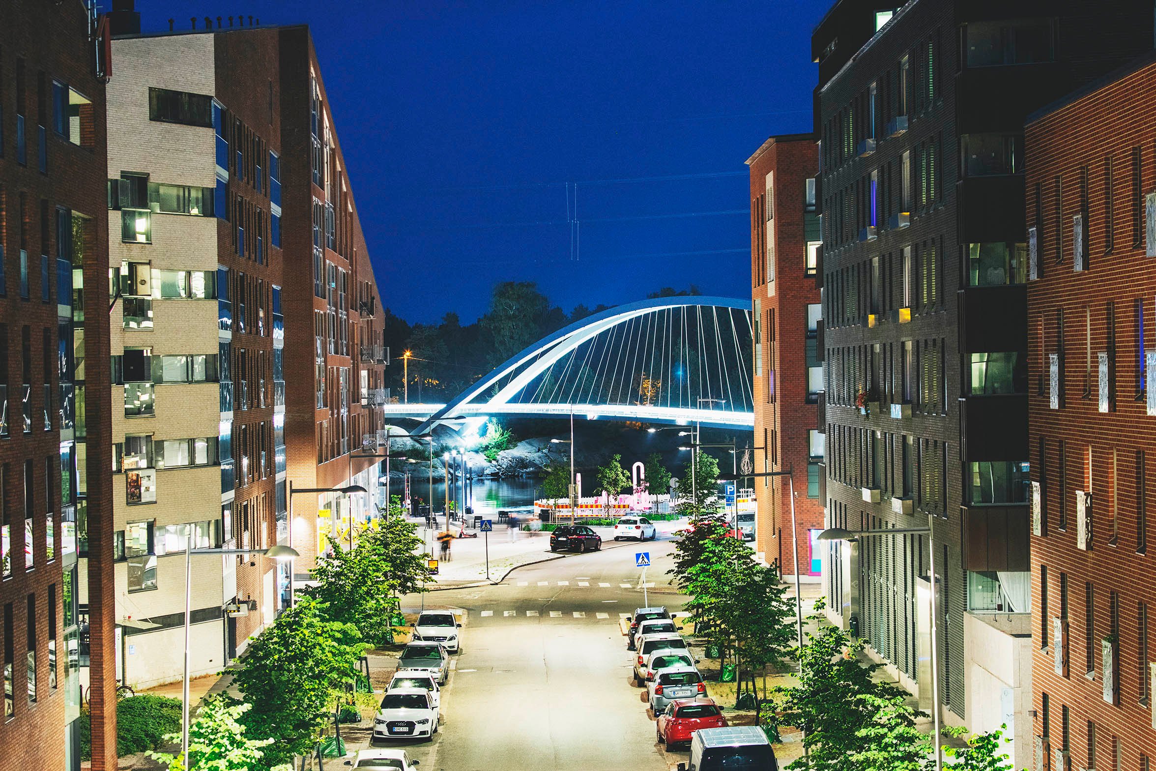 Kaupunki yöllä sijoittajat 2352x1568