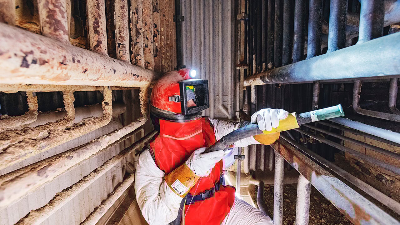 Hiekkapuhallus tehtaassa