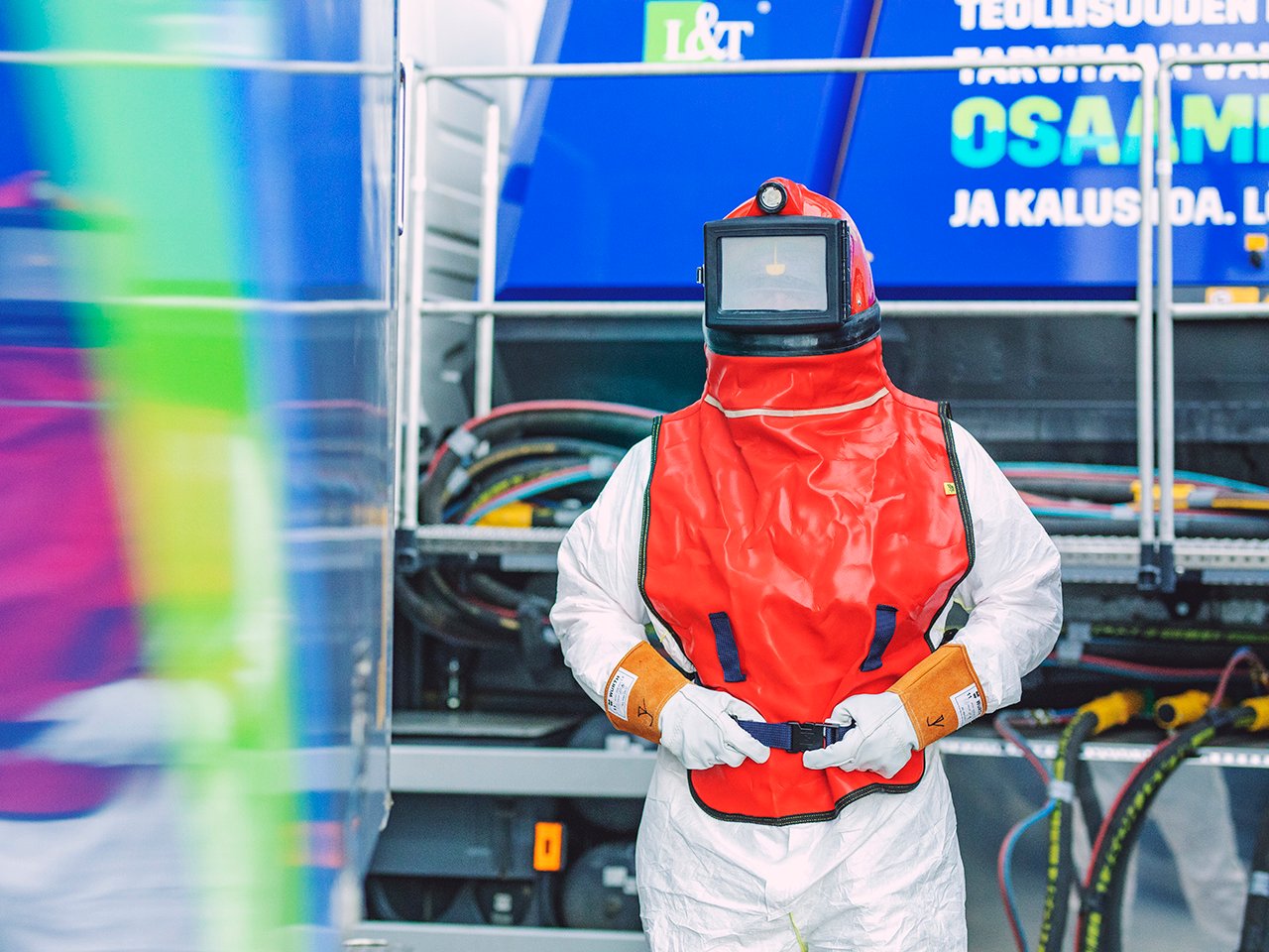 Hiekkapuhallus tehtaassa