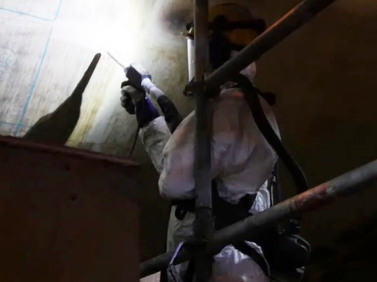 Kuivajääpuhallus tehtaassa