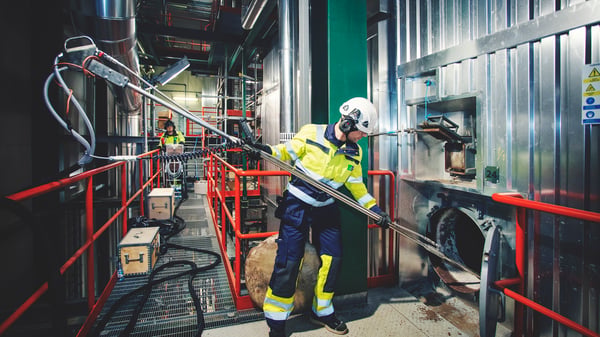 Blast cleaning cleans boilers without interrupting the process