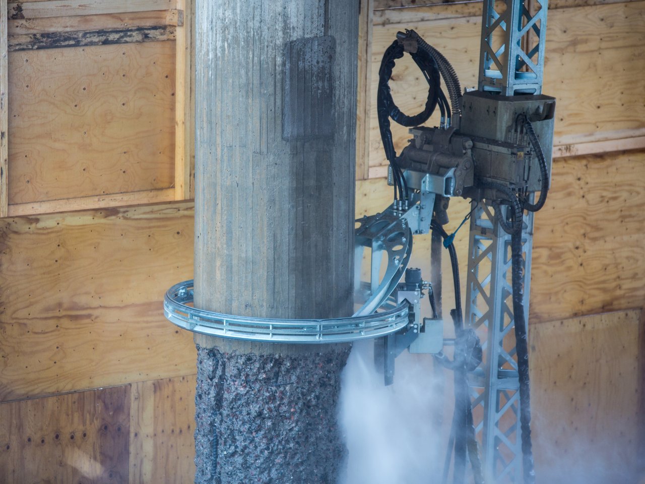 Betonin vesipiikkaus piikkausrobotilla