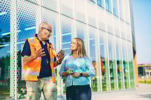 Kiinteistönhoitaja ja asiakas keskustelevat