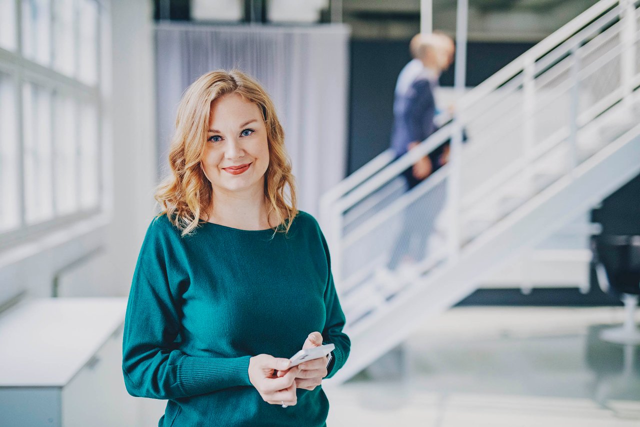 Asiantuntija hymyilee