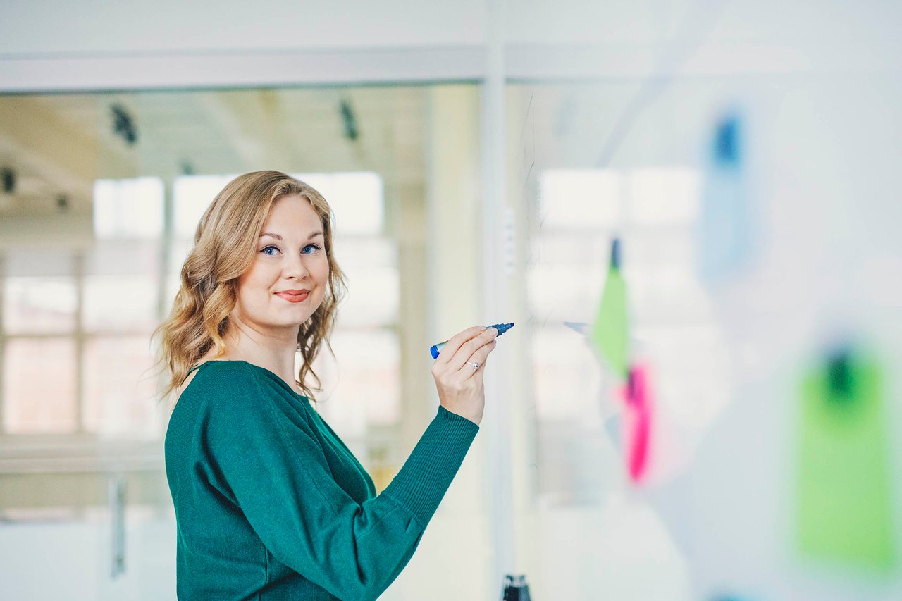 Asiantuntija piirtää