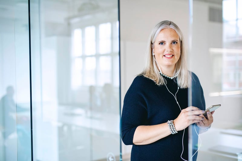 Asiantuntija poseeraa