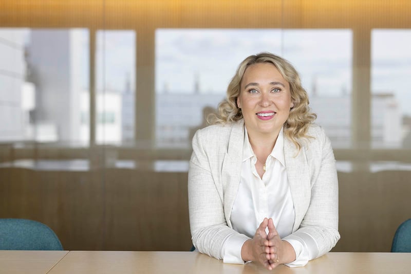 Asiantuntija poseeraa 2 - 2352x1568 - Vastuullisuus