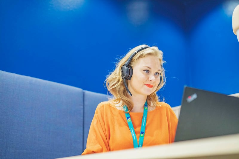 Asiantuntija puhelimessa - 2352x1568 - Vastuullisuus