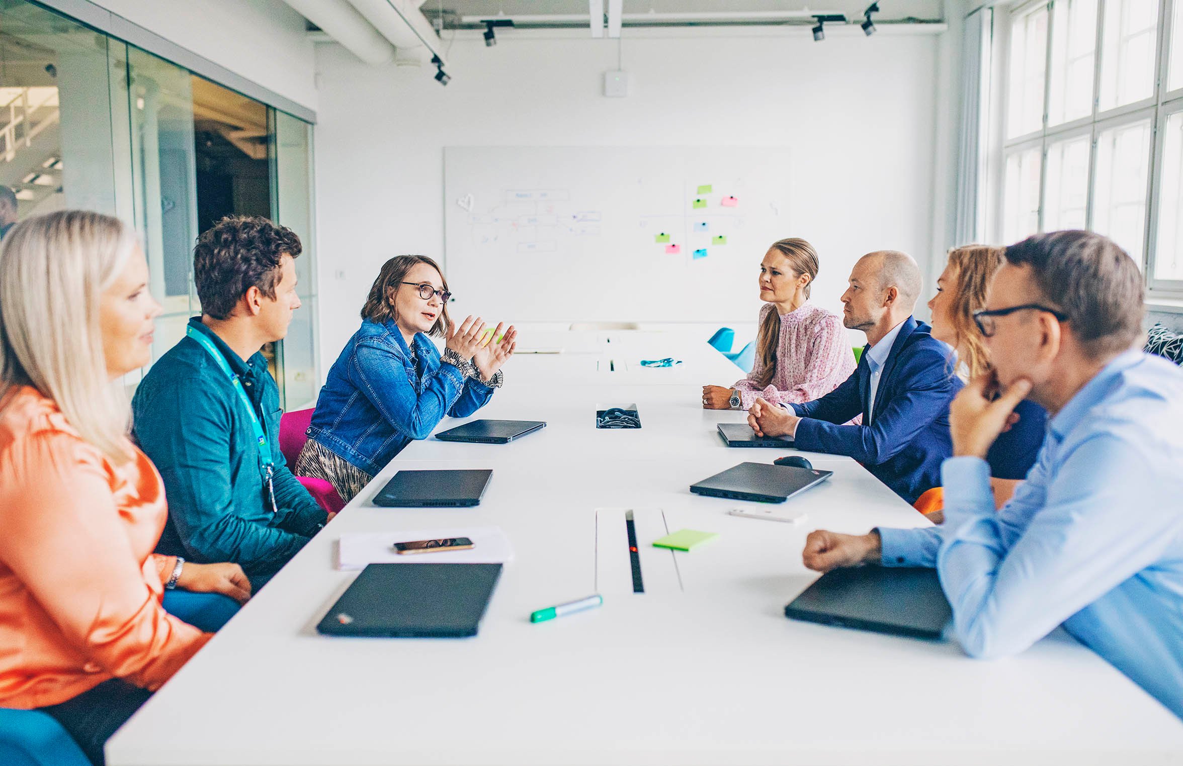 ihmisiä neuvotteluhuoneessa