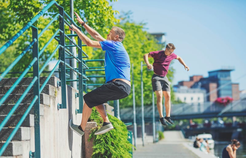 Kaksi poikaa parkouraamassa