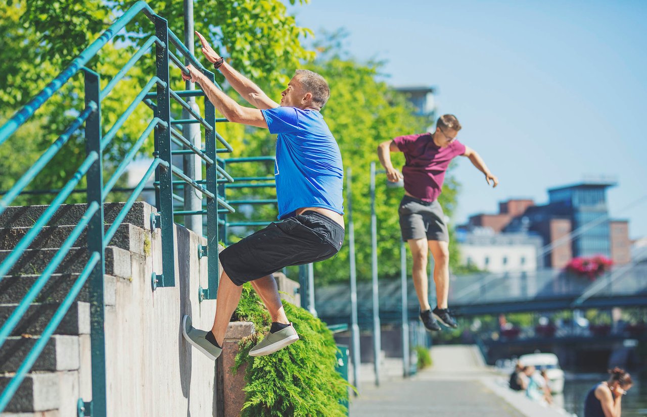 Kaksi poikaa parkouraamassa