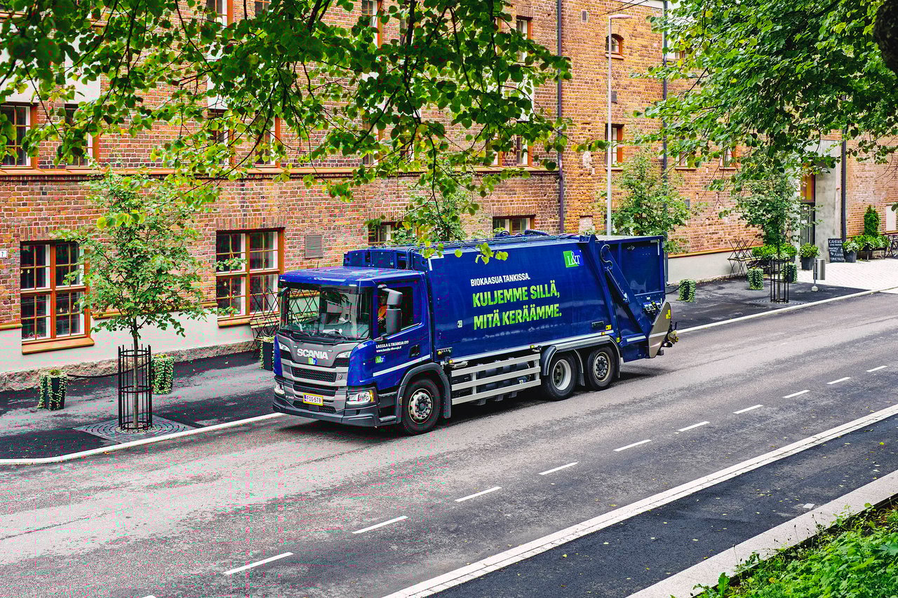 Jäteauto puistossa  2 - 2352x1568 - Vastuullisuus
