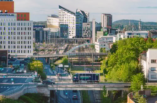 Kappaletavara-auto sillalla