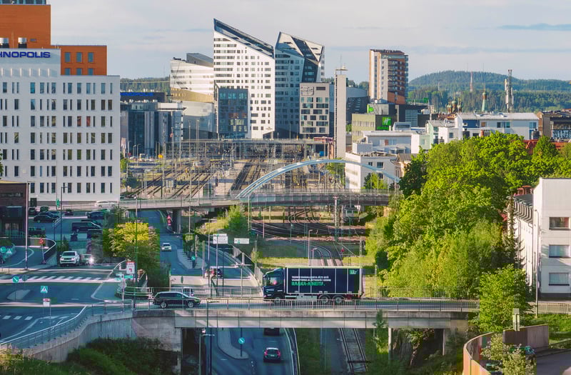 Kappaletavara-auto sillalla