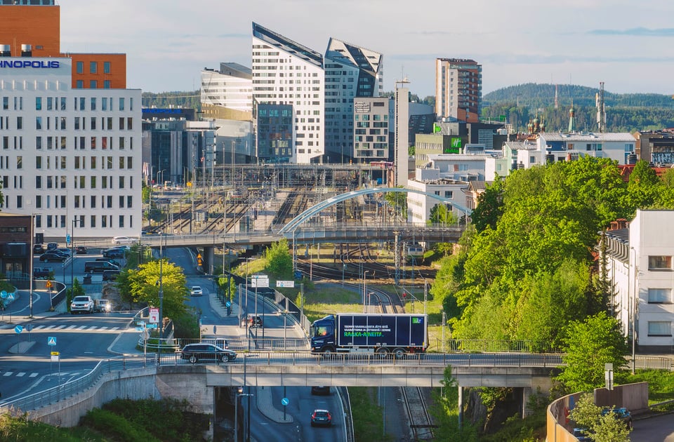 Kappaletavara-auto sillalla