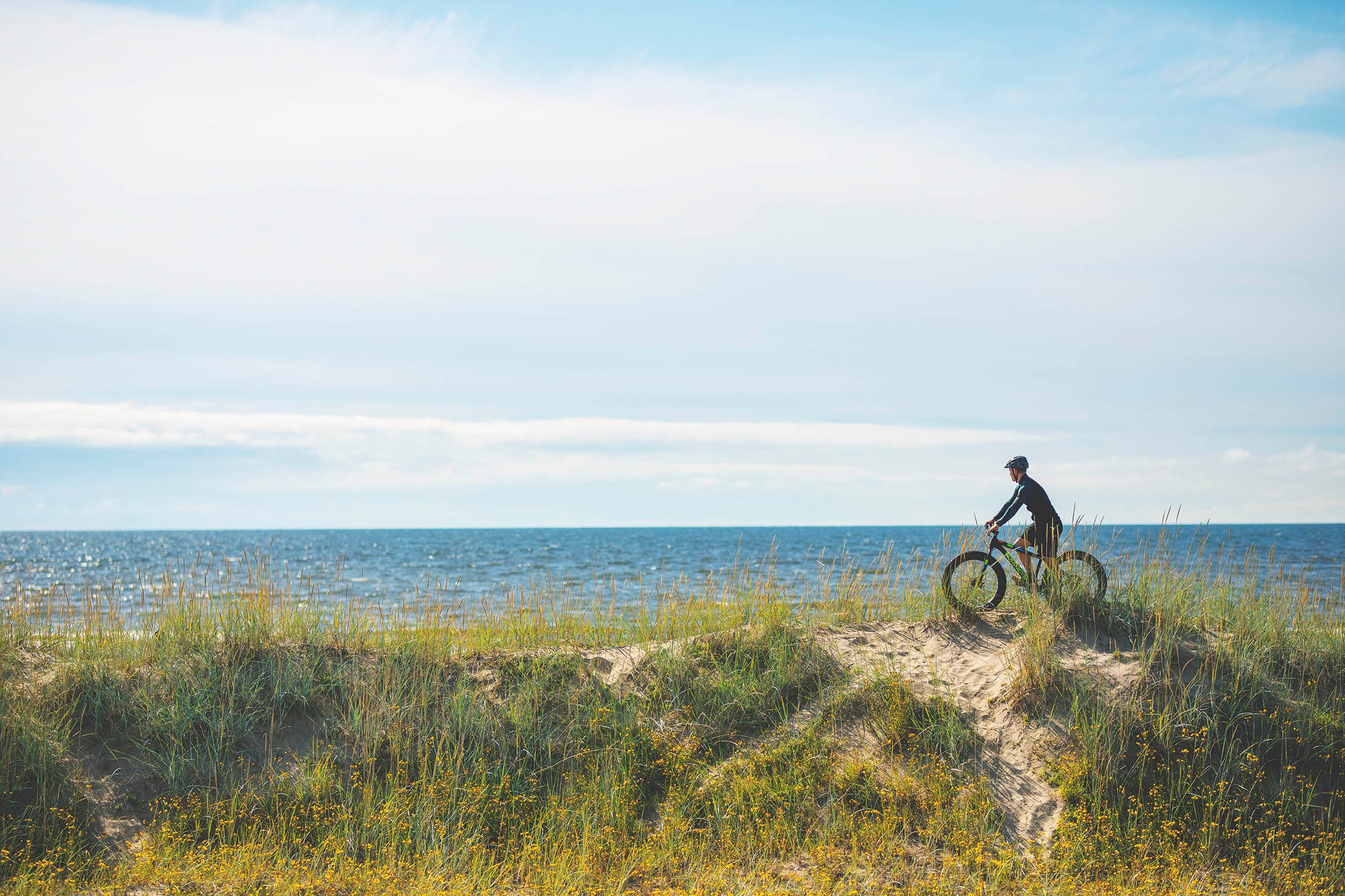 Pyöräilijä rannalla