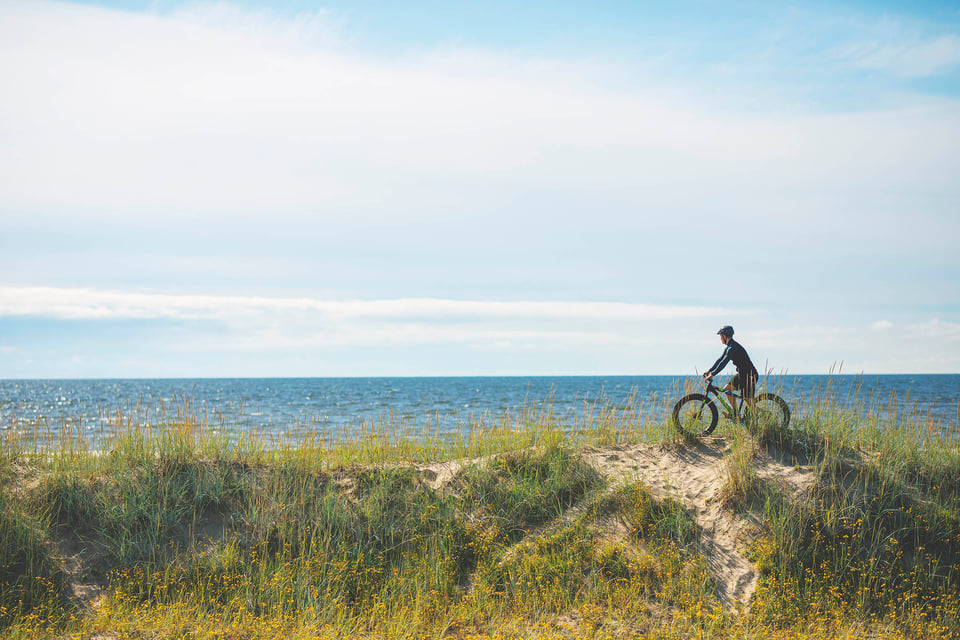 Pyöräilijä rannalla