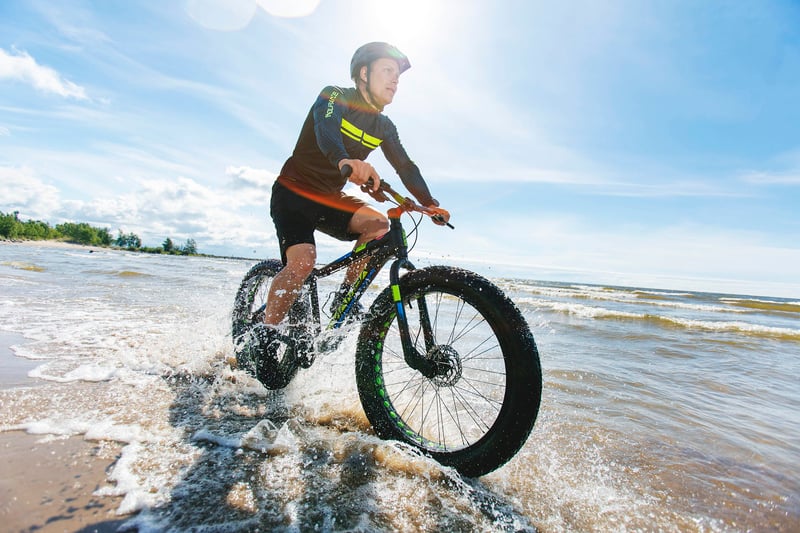 Pyöräilijä rannalla