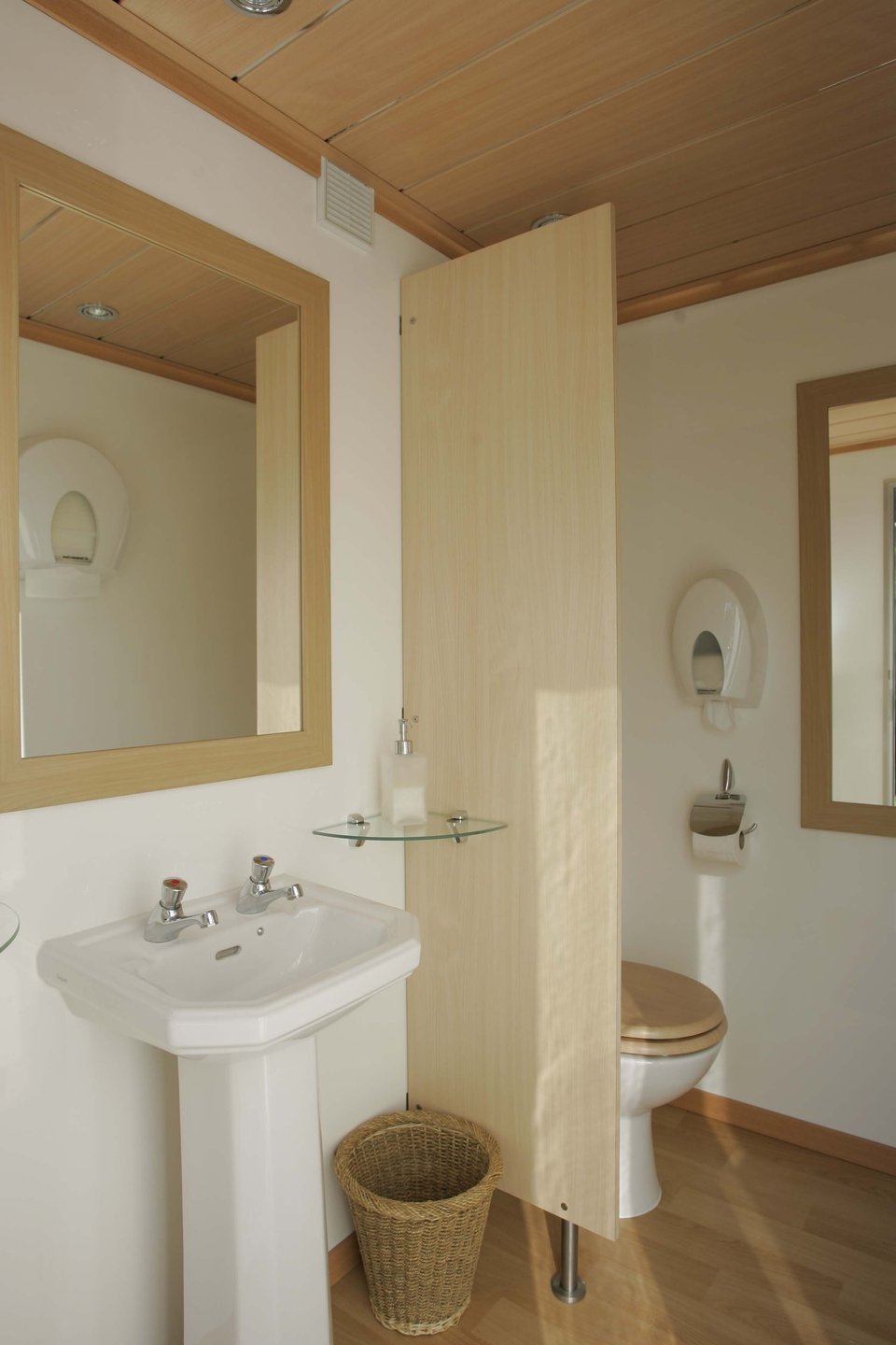 lassila-tikanoja-bajamaja-premium-mille-sisakuva