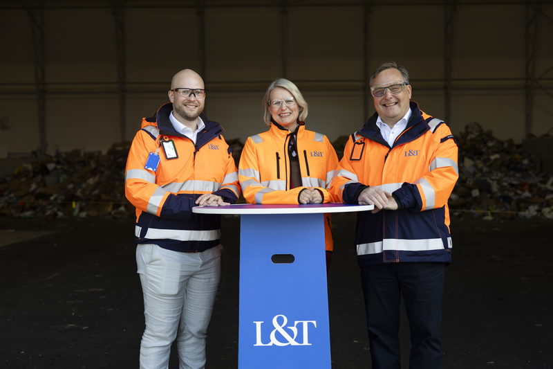 L&Tltä alue- ja palvelumyyntijohtaja Matias Muurikoski ja toimitusjohtaja Eero Hautaniemi sekä Kuopion kaupunginjohtaja Soile Lahti Hepomäen kiertotalouskeskuksen avajaisissa