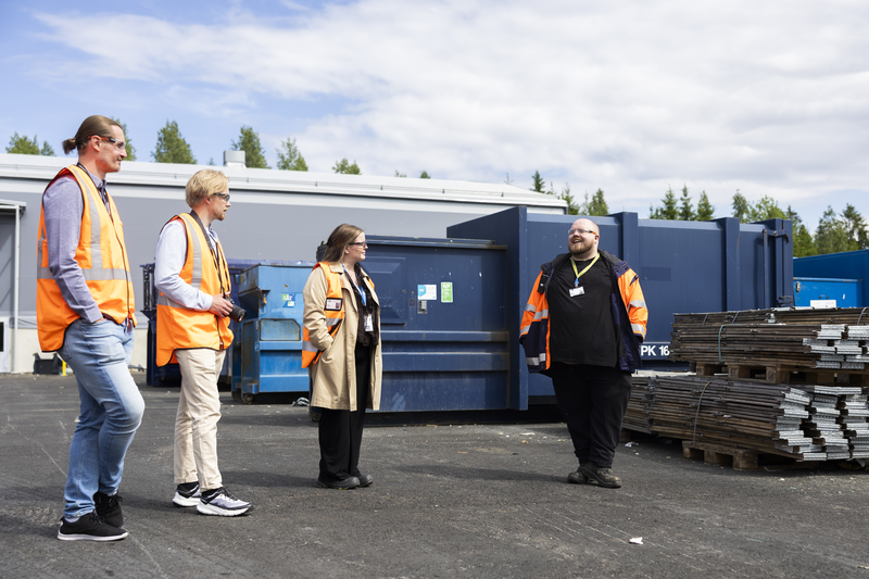 Osuuskauppa PeeÄssän Esa-Pekka Vartiainen, Sampo Nevalainen sekä L&T:n myyntipäällikkö Ninna Lindgren kuulevat Kuopion arjesta L&T:n työnjohtaja Sami Lahtivedeltä.