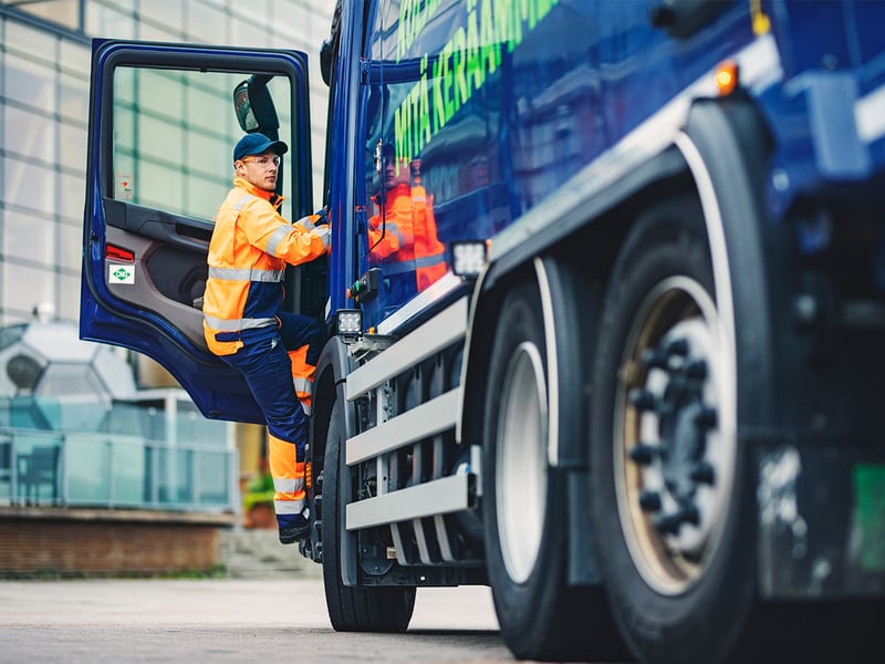 Kuski kiipeää autoon - 4x3 - Jätehuolto ja kierrätys
