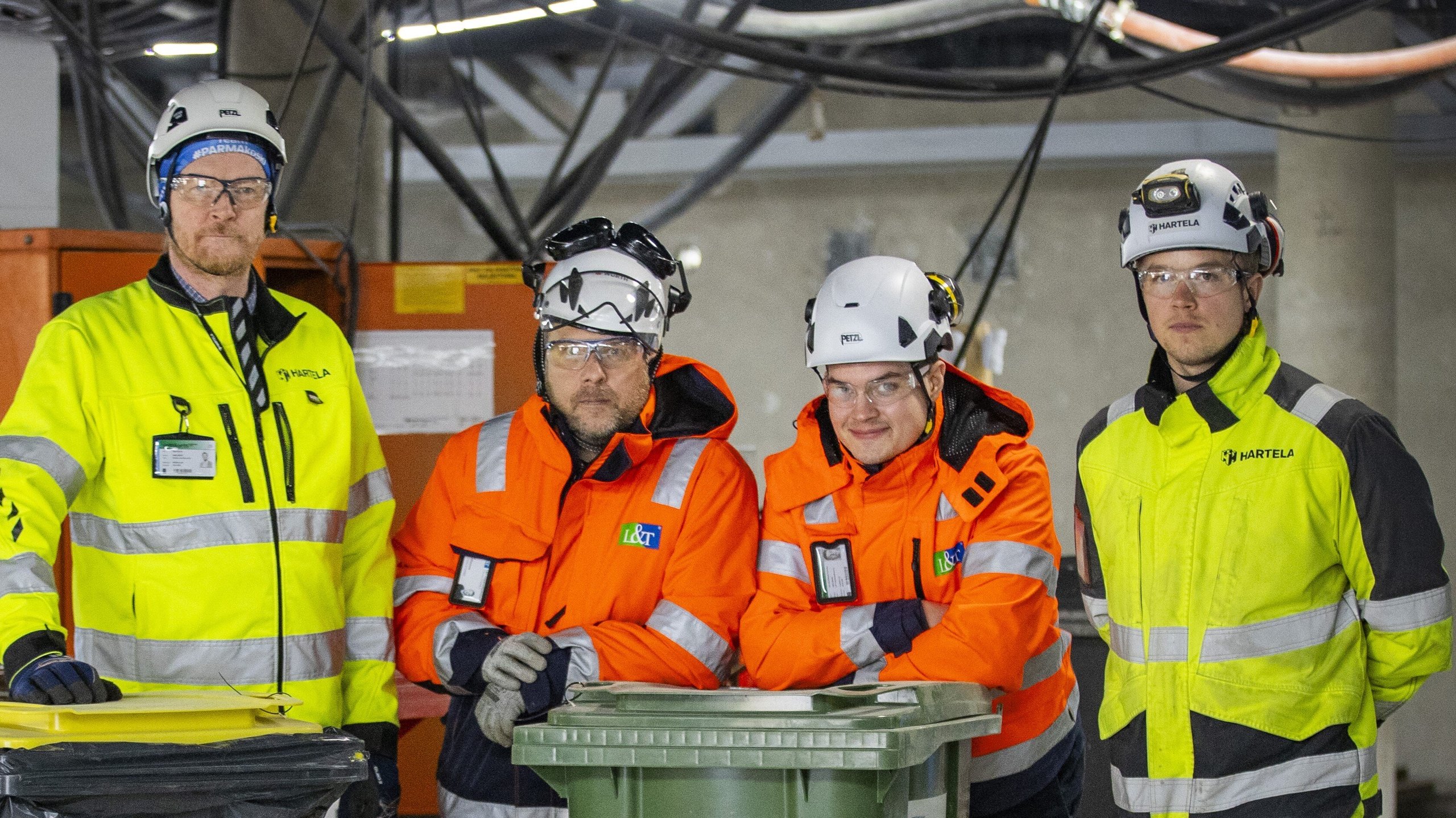Hartelan työmailla on rakentamisen jätehuolto otettu haltuun suunnittelun, ennakoinnin ja tehokkaan työmaatoteutuksen avulla. Kumppanuuteen ovat tyytyväisiä Hartelan Kalle Saarela (vas.), L&T:n Riku Riionheimo ja Alex Korhonen sekä Hartelan Jesse Ynnilä.