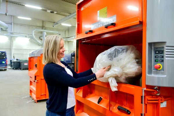 Paalain vapauttaa tilaa takahuoneessa – katso video