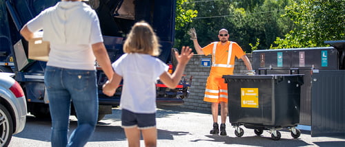 Muovin kierrätystä ja kuski - 21x9 - Lajittelu