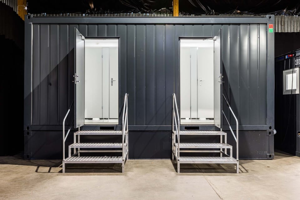 Bajamaja Kombi WC-vaunu edestä