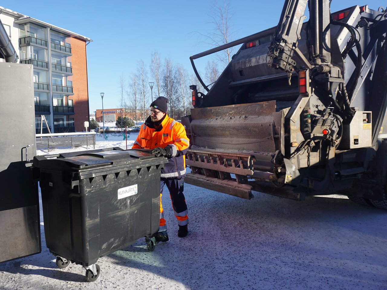 Millaista jäteautonkuljettajan työ on talvisäässä?