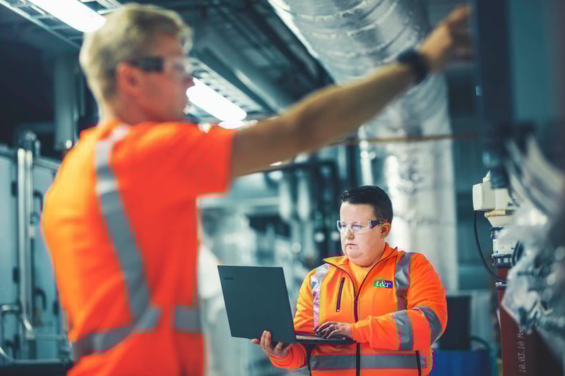 Asentajia työturvallisuuden mukaisissa työvaatteissa 