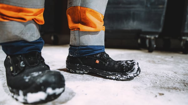 Talviset suojavarusteet lisäävät jäteautonkuljettajan turvallisuutta kelissä kuin kelissä