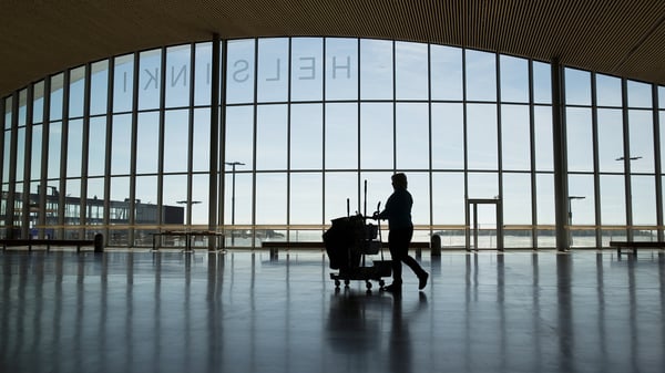 Länsiterminaali 2:ssa siivotaan ja palvellaan asiakkaita hymyssä suin